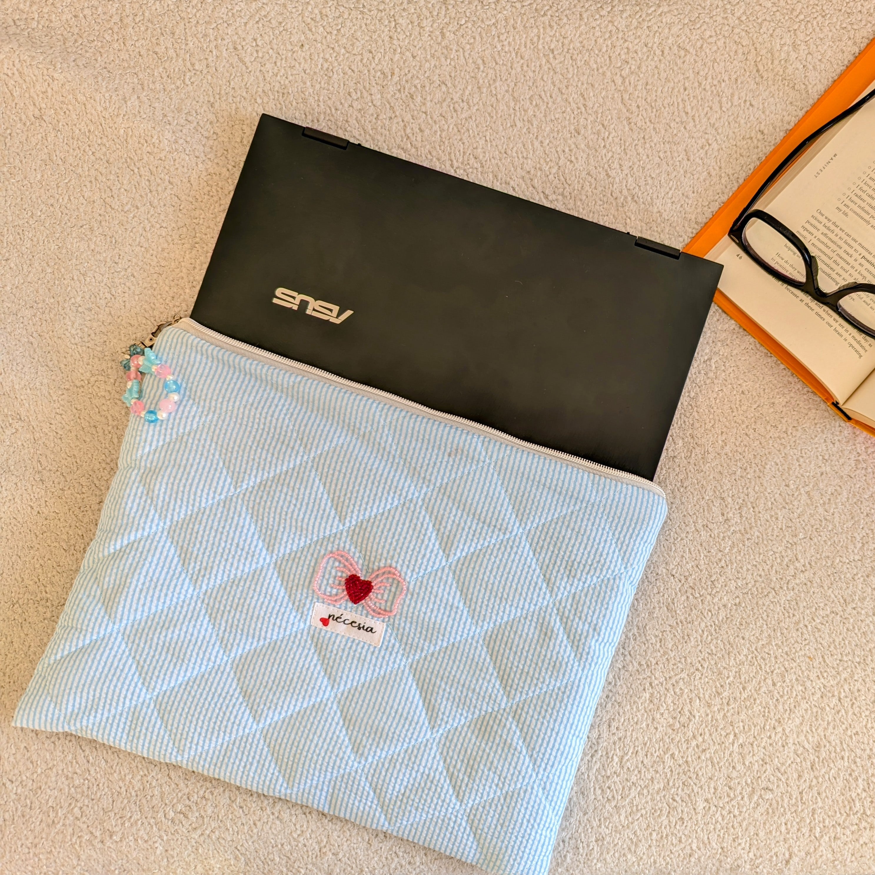 Bowtiful Handbestickte Laptop-Hülle 13“