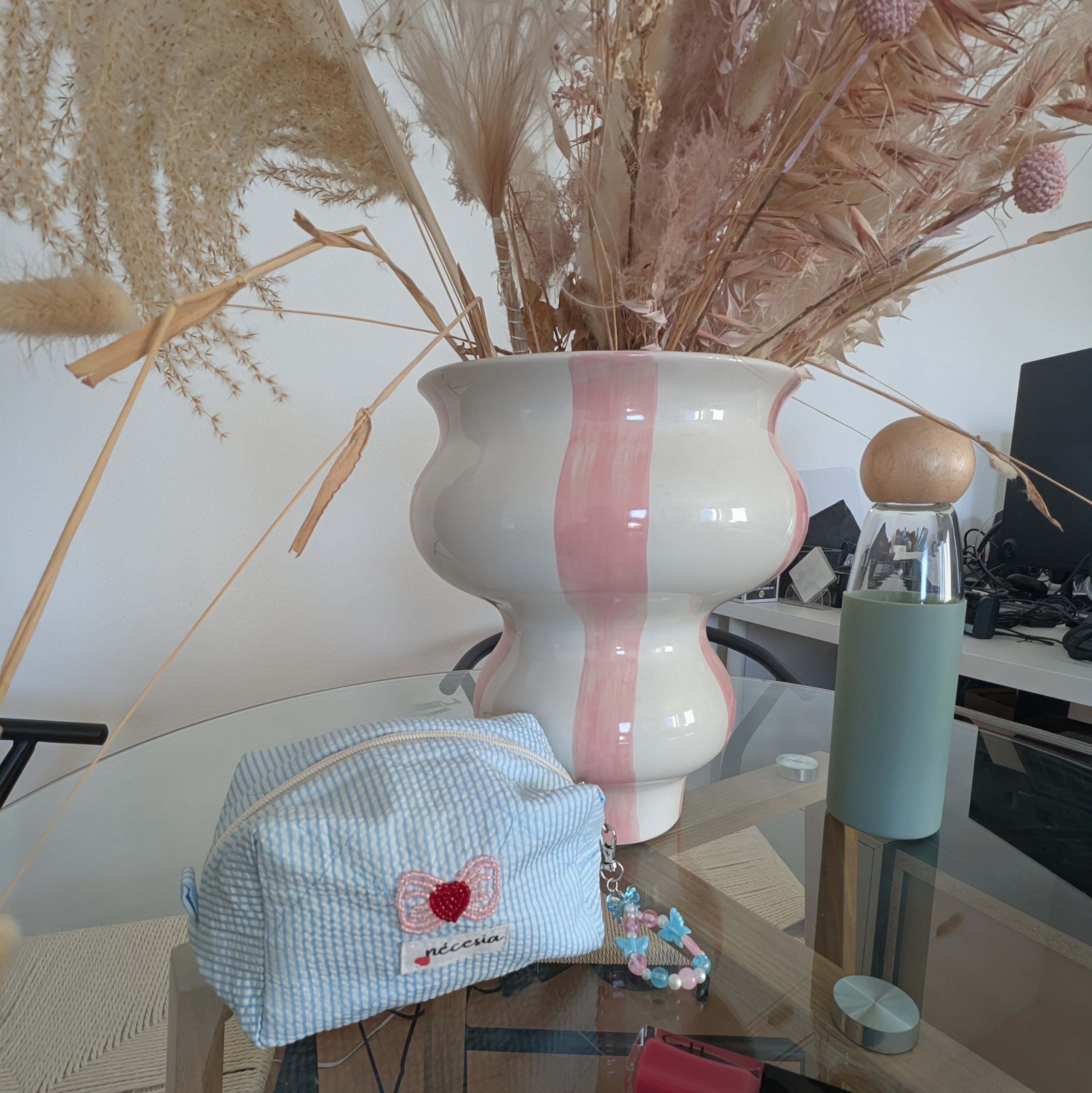 Bowtiful Handbestickte Kosmetiktasche