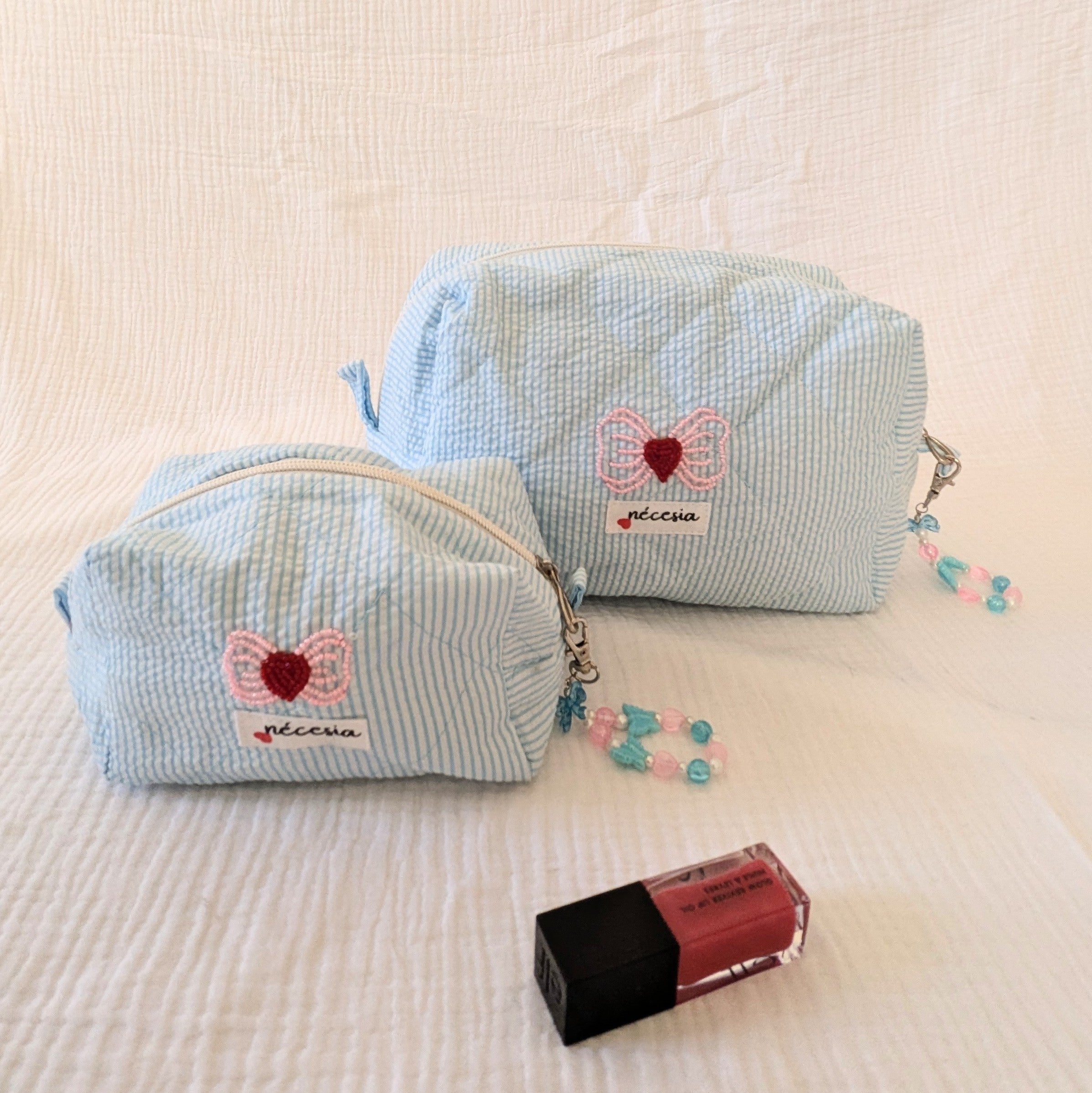 Bowtiful Handbestickte Kosmetiktasche