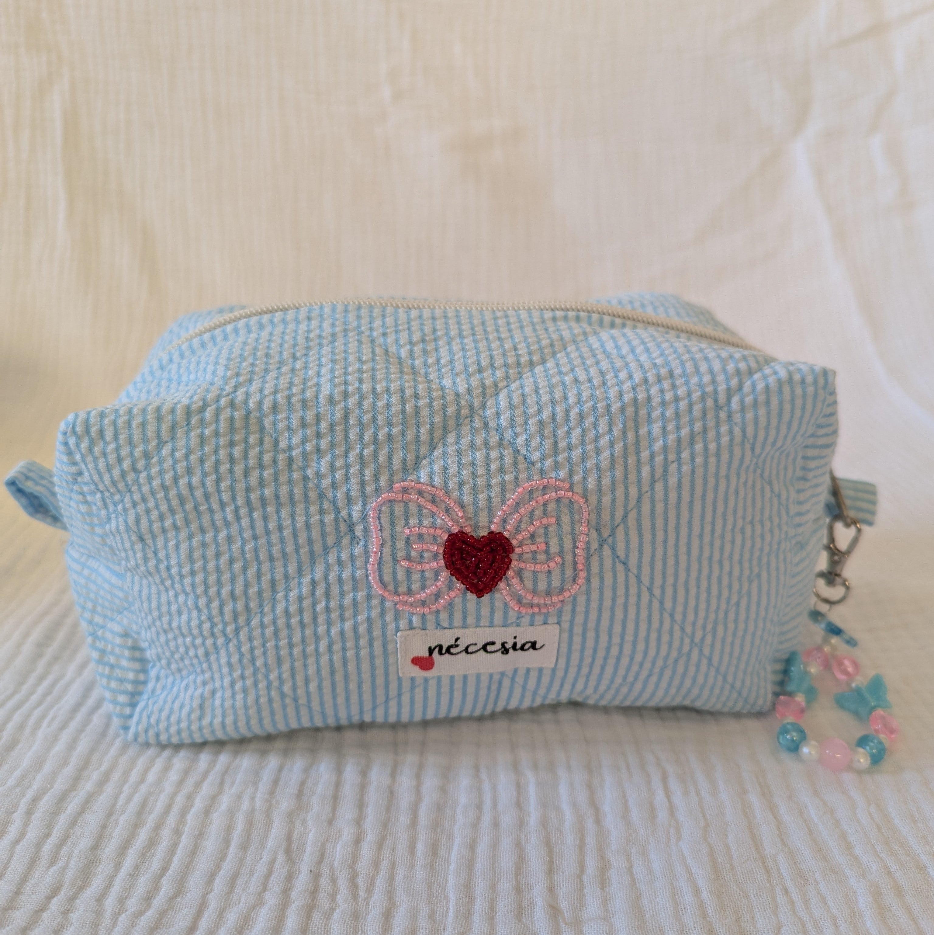 Bowtiful Handbestickte Kosmetiktasche