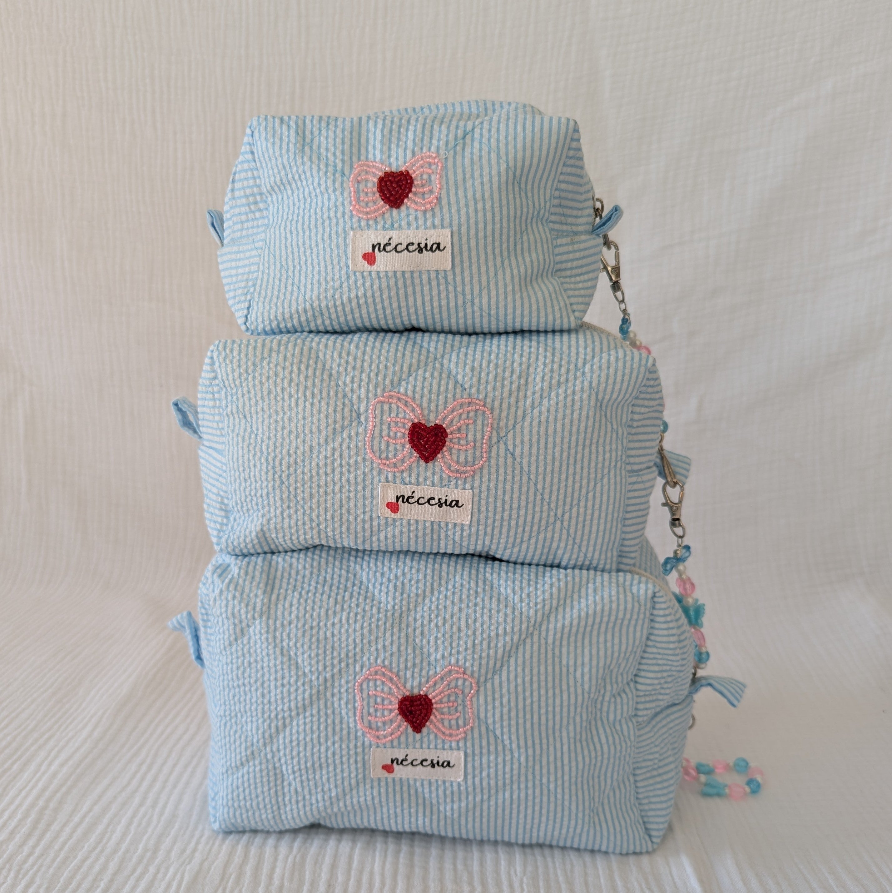 Bowtiful Handbestickte Kosmetiktasche